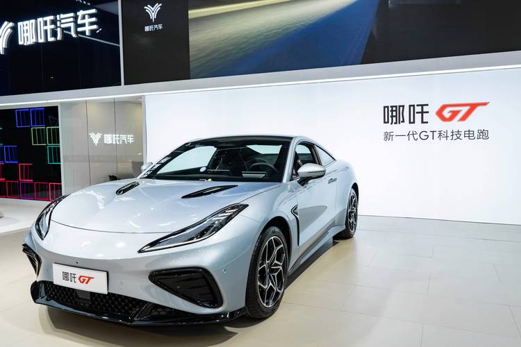 重庆29哪吒汽车在智能汽车领域的表现，领途汽车在新能源汽车市场中的影响力